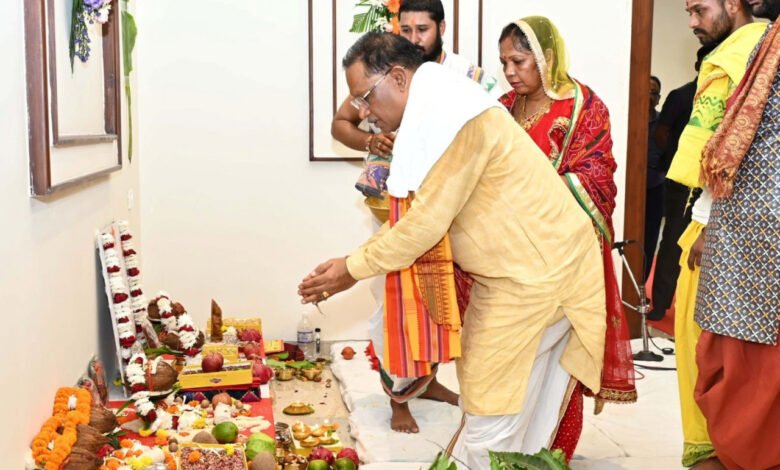 CM विष्णु देव साय ने विधि विधान के साथ पूजा अर्चना कर नवा रायपुर स्थित नए मुख्यमंत्री निवास में किया गृहप्रवेश