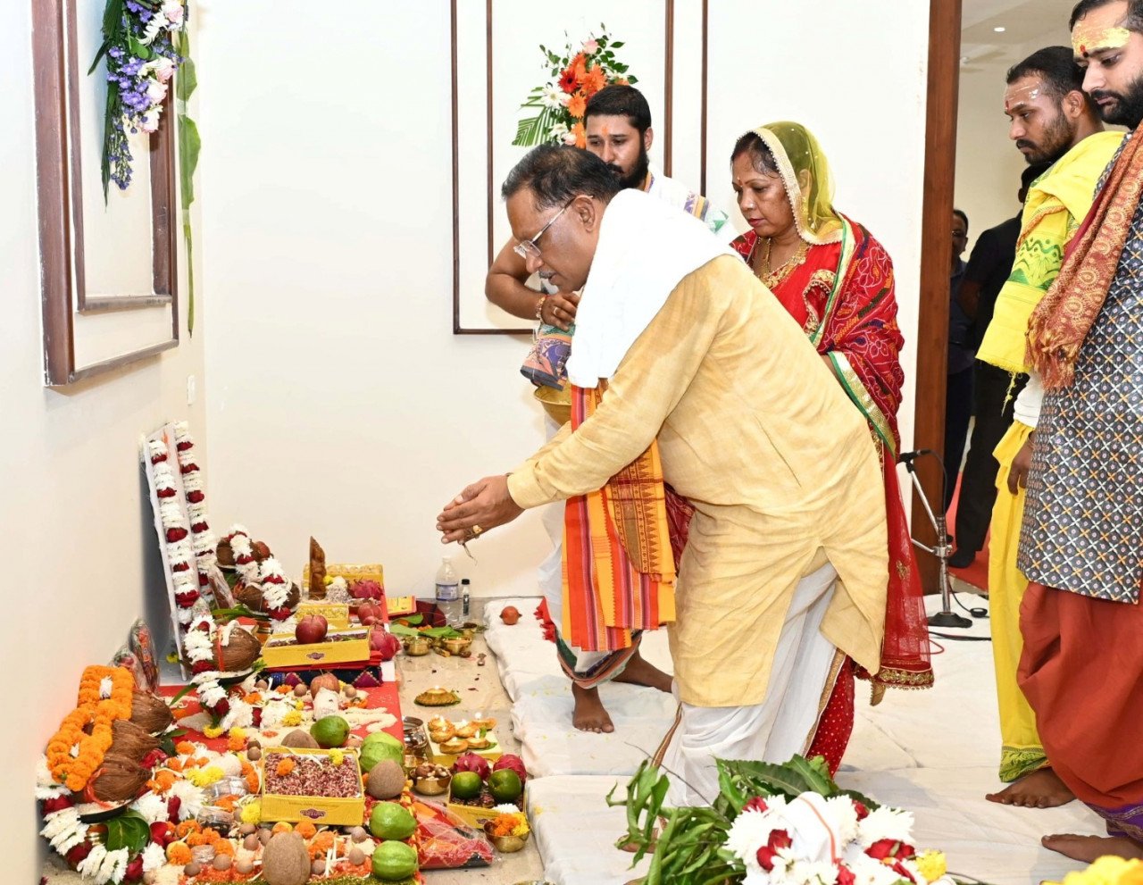 CM विष्णु देव साय ने विधि विधान के साथ पूजा अर्चना कर नवा रायपुर स्थित नए मुख्यमंत्री निवास में किया गृहप्रवेश