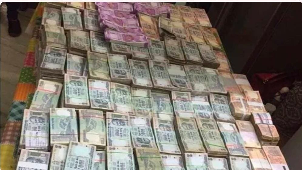 Breaking News: चेकिंग में कार से मिला भारी मात्रा में नकद, तीन गिरफ्तार