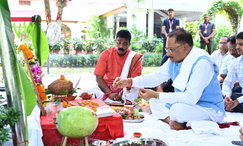 मुख्यमंत्री विष्णु देव साय ने विजयदशमी पर्व के अवसर पर किया शस्त्र पूजन