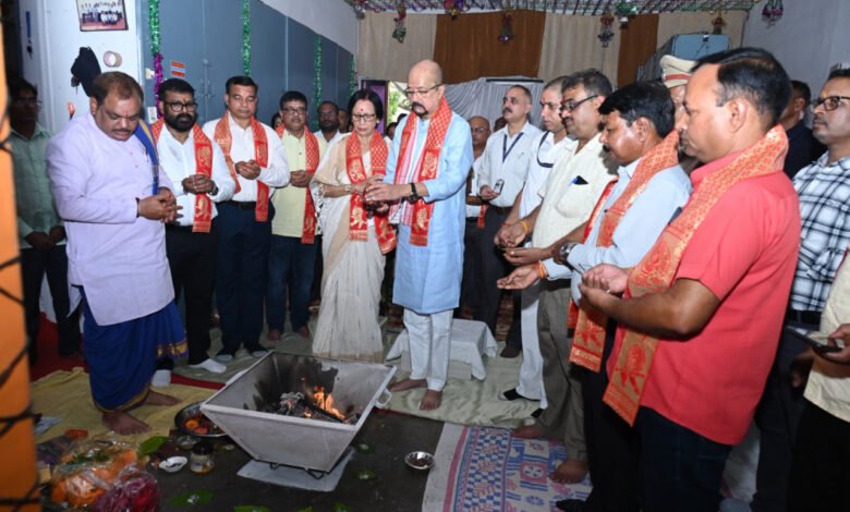 राज्यपाल श्री डेका ने विजयादशमी के अवसर पर राजभवन में शस्त्र पूजन और हवन किया