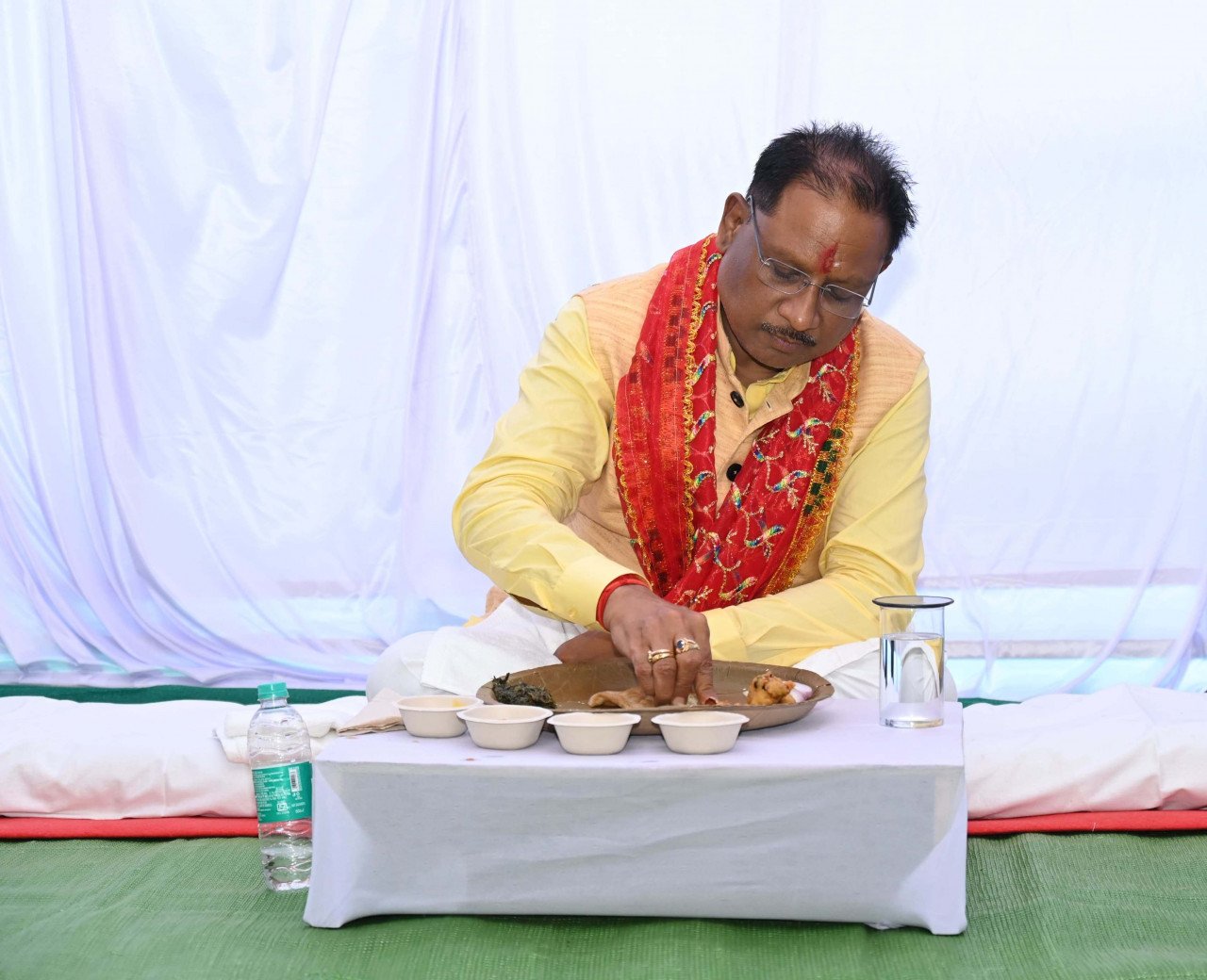 मुख्यमंत्री विष्णु देव साय ने आमचो बस्तर क्लब में मांझी-चालकी और बस्तर दशहरा पर्व के पारंपरिक सदस्यों के साथ किया दोपहर का भोजन 1 1728993297 705149f411049d1bc9b4