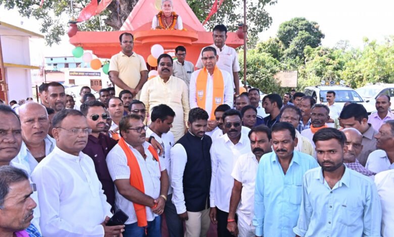 भारत रत्न स्व.अटल बिहारी बाजपेयी के प्रतिमा का टंकराम वर्मा ने किया अनावरण