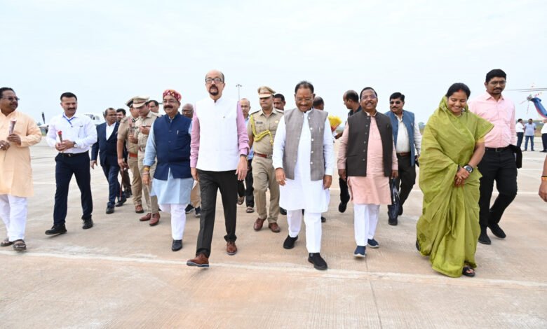 राज्यपाल रमेन डेका एवं मुख्यमंत्री विष्णुदेव साय का अंबिकापुर एयरपोर्ट पर आगमन, जनप्रतिनिधियों एवं अधिकारियों द्वारा किया गया आत्मीय स्वागत