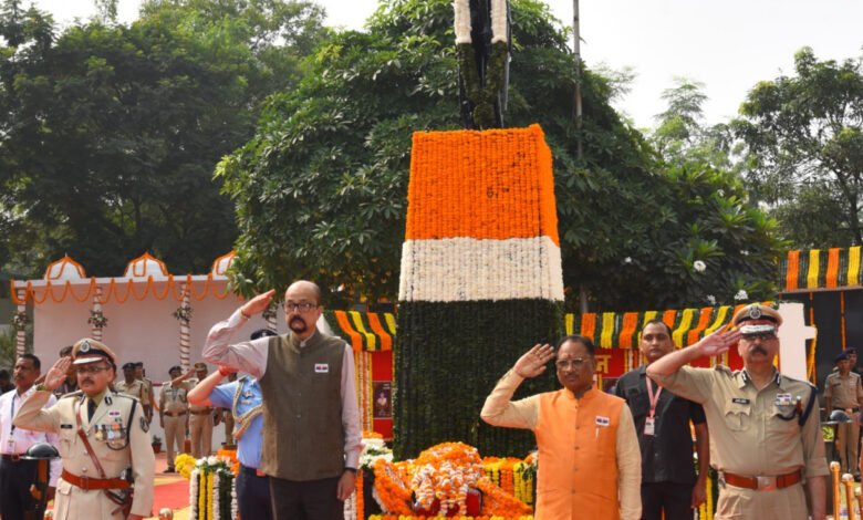 पुलिस स्मृति दिवस परेड में हुए शामिल राज्यपाल और मुख्यमंत्री, शहीदों को दी श्रद्धांजलि