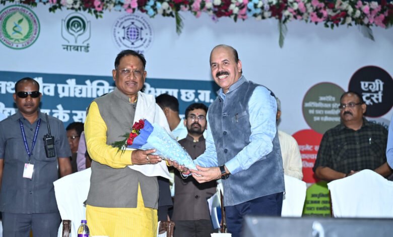 मुख्यमंत्री विष्णु देव साय इंदिरा गांधी कृषि विश्वविद्यालय रायपुर पहुंचे