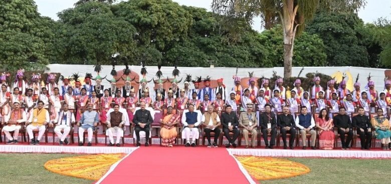 राष्ट्रपति द्रौपदी मुर्मु ने छत्तीसगढ के आदिवासियों के साथ लिया सामुहिक छायाचित्र