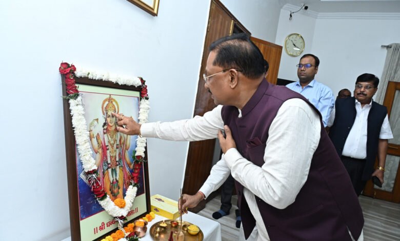 मुख्यमंत्री ने भगवान धन्वंतरि की पूजा अर्चना कर प्रदेशवासियों के लिए माँगा आरोग्य का वरदान
