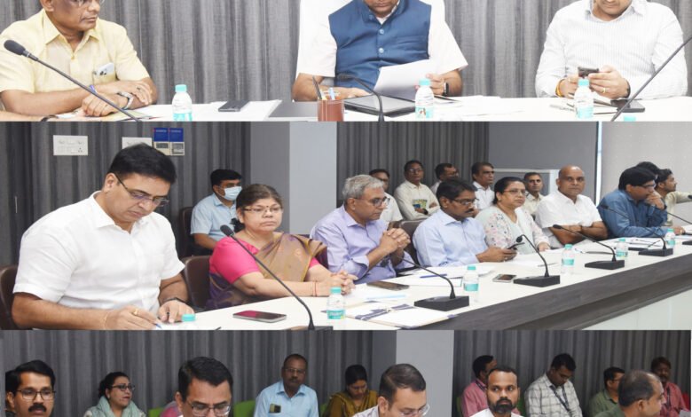 जनसम्पर्क आयुक्त ने विभागीय अधिकारियों से काम-काज की ली जानकारी