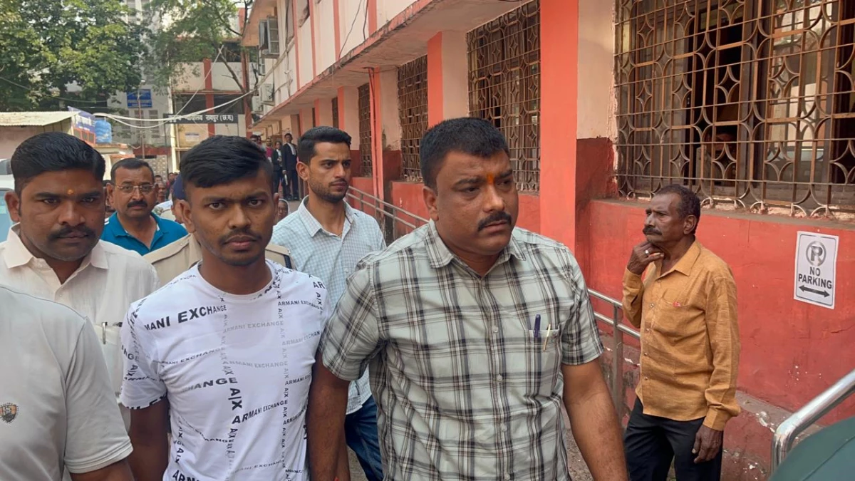 गैंगस्टर अमन साहू ने 15 करोड़ मांगी थी रंगदारी, रकम नहीं देने पर चलवाई गोली, 28 अक्टूबर तक भेजा गया जेल 1 गैंगस्टर अमन साहू ने 15 करोड़ मांगी थी रंगदारी, रकम नहीं देने पर चलवाई गोली, 28 अक्टूबर तक भेजा गया जेल