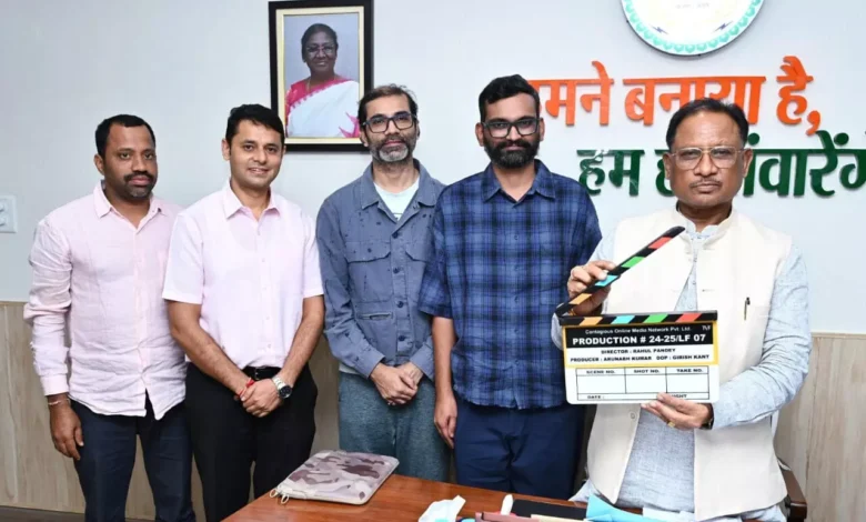 मुख्यमंत्री विष्णुदेव साय ने वेब सीरीज 'ग्राम-चिकित्सालय' के मुहूर्त-शॉट का दिया क्लैप