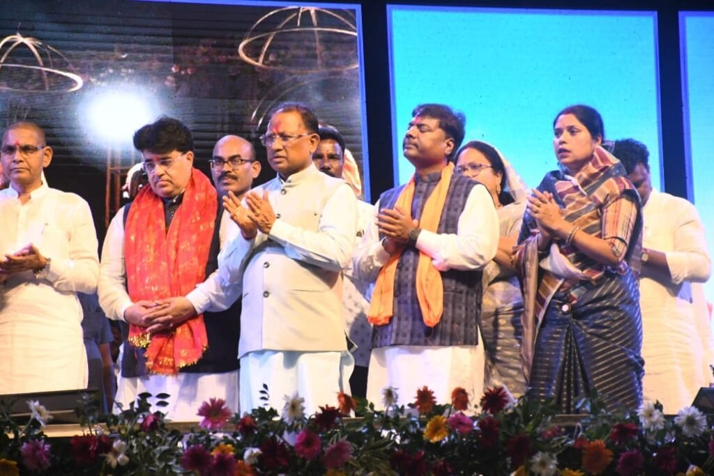 मुख्यमंत्री विष्णु देव साय ने भगवान शिव के  रुद्राभिषेक और महाआरती में हुए शामिल