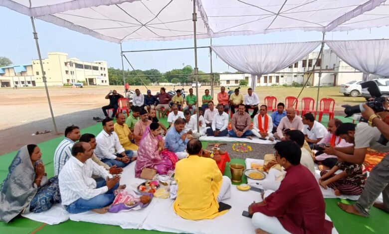 स्वदेशी मेला का भूमिपूजन सम्पन्न, सांसद संतोष पांडे ने सपत्नीक किया शुभारंभ