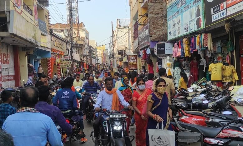 धनतेरस: कवर्धा के बाजारों में छाया उत्सव का रंग, सोना-चांदी और बर्तनों की धूम, कारोबार 200 करोड़ तक पहुंचने की उम्मीद