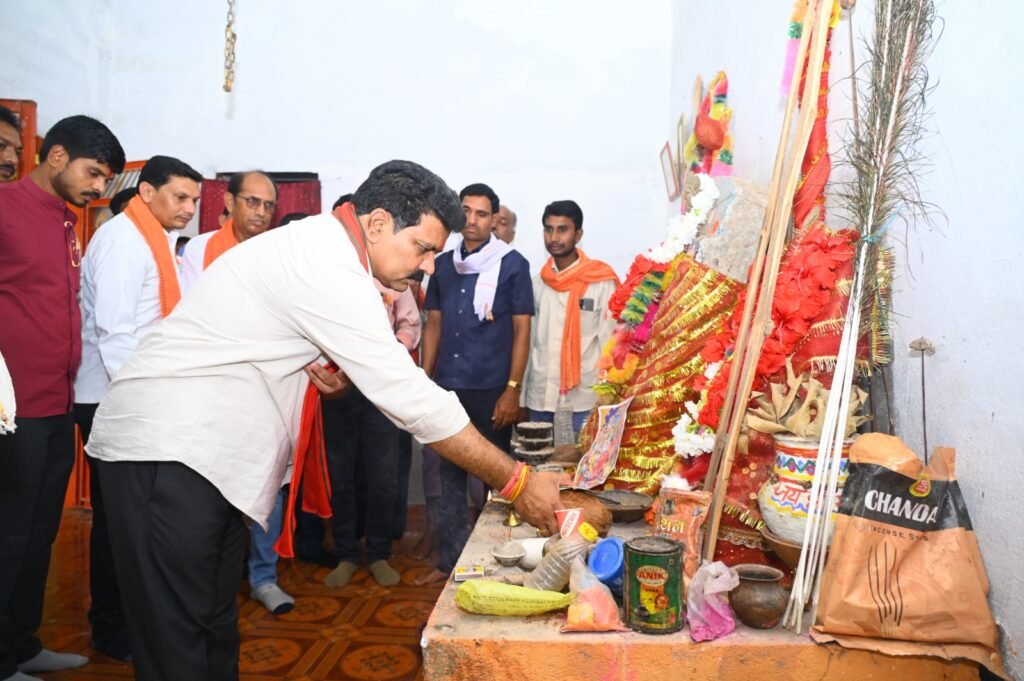 उपमुख्यमंत्री विजय शर्मा ने ग्राम गदहाभांठा में मां महामाया माता की पूजा-अर्चना की 2 WhatsApp Image 2024 10 01 at 5.41.27 PM