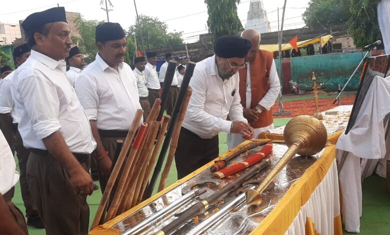 विजयादशमी उत्सव: राष्ट्रीय स्वयंसेवक संघ ने किया कवर्धा में भव्य पथ संचलन