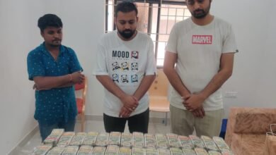 Breaking News: चेकिंग में कार से मिला भारी मात्रा में नकद, तीन गिरफ्तार 4 Breaking News: चेकिंग में कार से मिला भारी मात्रा में नकद, तीन गिरफ्तार