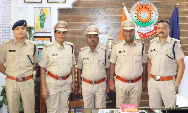 कबीरधाम के 03 प्रधान आरक्षक सहायक उपनिरीक्षक पद पर पदोन्नत, पुलिस अधीक्षक धर्मेंद्र सिंह ने लगाए स्टार