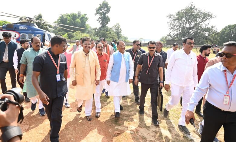 मुख्यमंत्री विष्णु देव साय सरगुजा क्षेत्र के आदिवासी विकास प्राधिकरण की बैठक में शामिल होने के लिए मयाली नेचर कैम्प के निकट स्थित हैलीपेड पहुंचे।