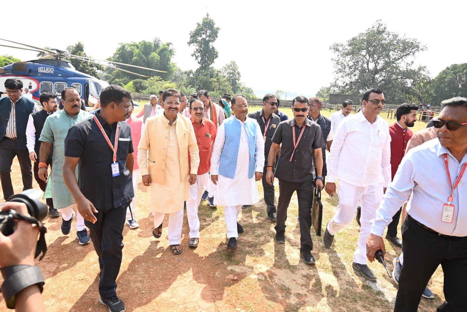 मुख्यमंत्री विष्णु देव साय सरगुजा क्षेत्र के आदिवासी विकास प्राधिकरण की बैठक में शामिल होने के लिए मयाली नेचर कैम्प के निकट स्थित हैलीपेड पहुंचे। 1 मुख्यमंत्री विष्णु देव साय सरगुजा क्षेत्र के आदिवासी विकास प्राधिकरण की बैठक में शामिल होने के लिए मयाली नेचर कैम्प के निकट स्थित हैलीपेड पहुंचे।