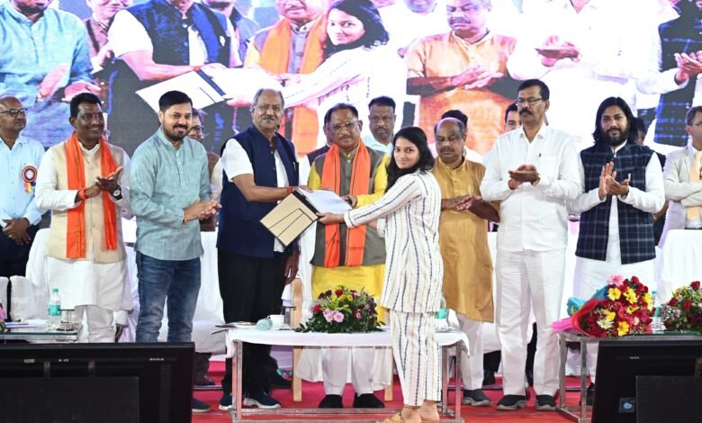 मुख्यमंत्री विष्णु देव साय ने 375 कनिष्ठ यंत्रियों को दिए नियुक्ति पत्र, स्वास्थ्य योजना का किया शुभारंभ