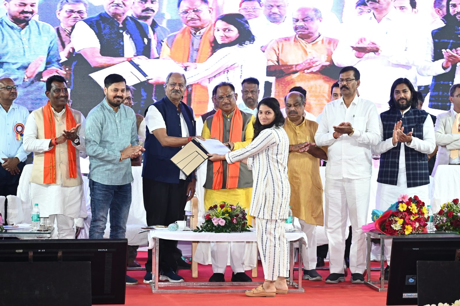 मुख्यमंत्री विष्णु देव साय ने 375 कनिष्ठ यंत्रियों को दिए नियुक्ति पत्र, स्वास्थ्य योजना का किया शुभारंभ 1 मुख्यमंत्री विष्णु देव साय ने 375 कनिष्ठ यंत्रियों को दिए नियुक्ति पत्र, स्वास्थ्य योजना का किया शुभारंभ