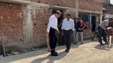 कलेक्टर ने खुद कुदाली से खोदी सड़क, जानिए किस पर उठाए सवाल? 11 कलेक्टर ने खुद कुदाली से खोदी सड़क, जानिए किस पर उठाए सवाल?