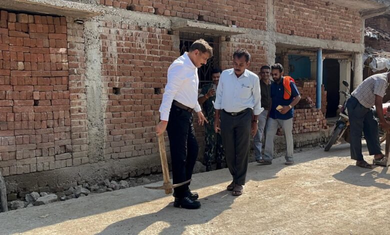 कलेक्टर ने खुद कुदाली से खोदी सड़क, जानिए किस पर उठाए सवाल?