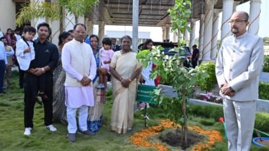 राष्ट्रपति द्रौपदी मुर्मु ने मुख्यमंत्री निवास में रोपा बेल का पौधा 10 राष्ट्रपति द्रौपदी मुर्मु ने मुख्यमंत्री निवास में रोपा बेल का पौधा