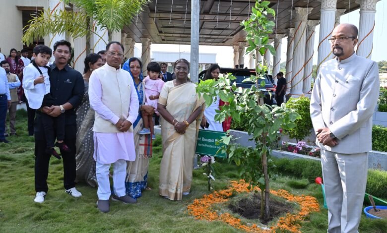 राष्ट्रपति द्रौपदी मुर्मु ने मुख्यमंत्री निवास में रोपा बेल का पौधा