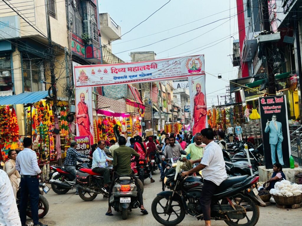 धनतेरस: कवर्धा के बाजारों में छाया उत्सव का रंग, सोना-चांदी और बर्तनों की धूम, कारोबार 200 करोड़ तक पहुंचने की उम्मीद 2 धनतेरस: कवर्धा के बाजारों में छाया उत्सव का रंग, सोना-चांदी और बर्तनों की धूम, कारोबार 200 करोड़ तक पहुंचने की उम्मीद