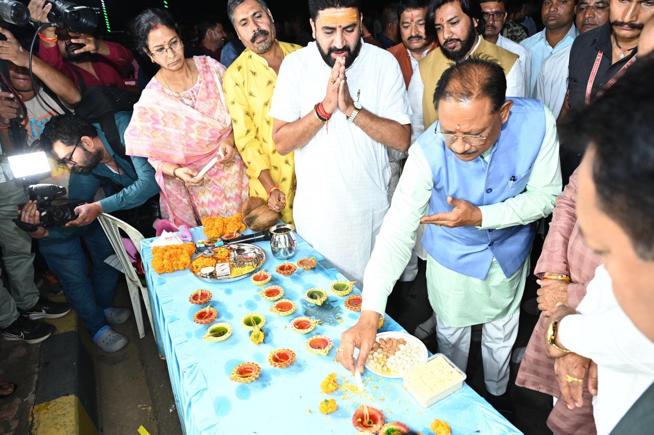 छत्तीसगढ़ राज्य स्थापना दिवस पर 11 हजार दीपों से रौशन हुआ एकात्म पथ, रंग बिरंगी आतिशबाजी से आसमान हुआ सतरंगी