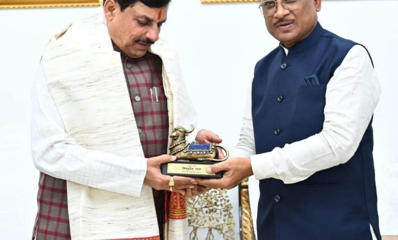 मुख्यमंत्री विष्णु देव साय ने मध्यप्रदेश के मुख्यमंत्री डॉ. मोहन यादव का अपने निवास में किया स्वागत
