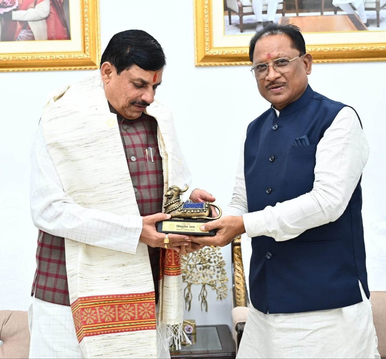 मुख्यमंत्री विष्णु देव साय ने मध्यप्रदेश के मुख्यमंत्री डॉ. मोहन यादव का अपने निवास में किया स्वागत