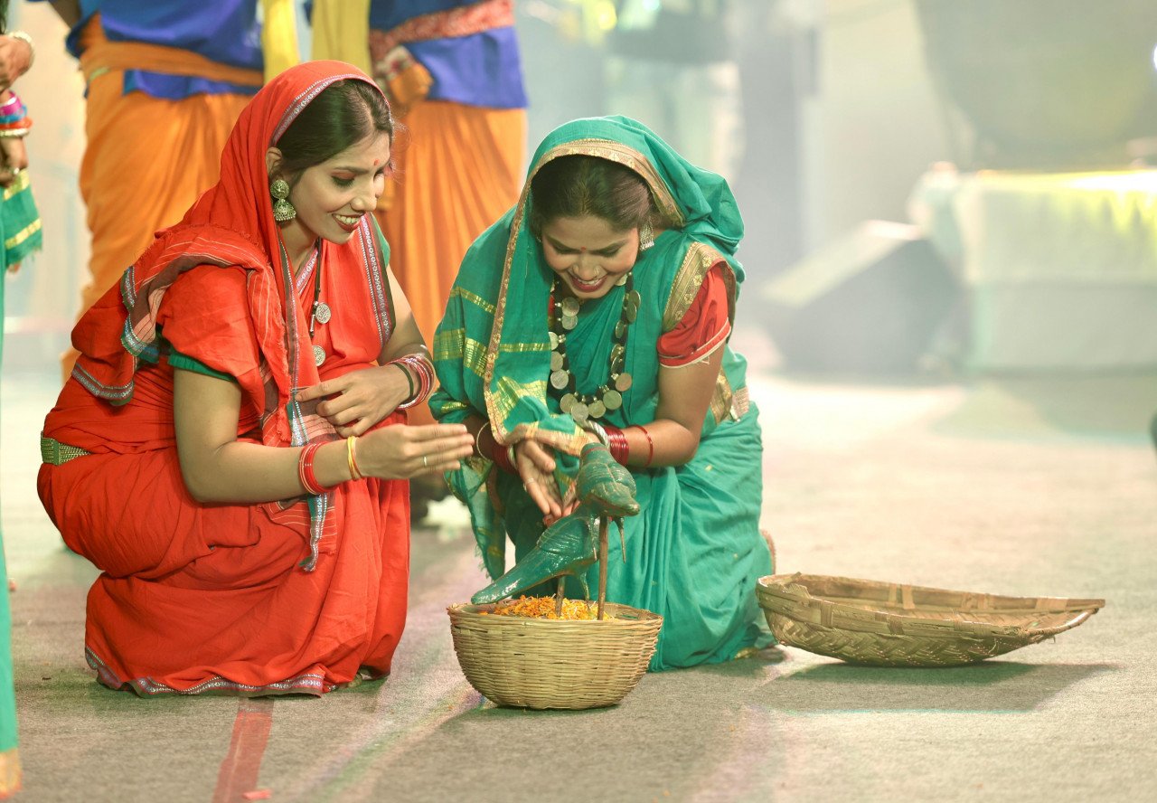 छत्तीसगढ़ राज्योत्सव 2024 : सांस्कृतिक कार्यक्रमों की मनमोहक प्रस्तुतियां, तीजा-पोरा, हरेली, गौरी-गौरा पूजा के साथ ही सुवा-करमा नृत्य की शानदार प्रस्तुति से हुए दर्शक मंत्रमुग्ध 1 छत्तीसगढ़ राज्योत्सव 2024 : छत्तीसगढ़ राज्योत्सव में सांस्कृतिक कार्यक्रमों की मनमोहक प्रस्तुतियां, तीजा-पोरा, हरेली, गौरी-गौरा पूजा के साथ ही सुवा-करमा नृत्य की शानदार प्रस्तुति से हुए दर्शक मंत्रमुग्ध