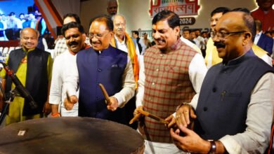 मध्यप्रदेश के मुख्यमंत्री डॉ. मोहन यादव ने तीन दिवसीय छत्तीसगढ़ राज्योत्सव का किया शुभारंभ, माओवादी आतंक के विरुद्ध छत्तीसगढ़ में चलाये जा रहे अभियान की प्रशंसा की 18 मध्यप्रदेश के मुख्यमंत्री डॉ. मोहन यादव ने तीन दिवसीय छत्तीसगढ़ राज्योत्सव का किया शुभारंभ, माओवादी आतंक के विरुद्ध छत्तीसगढ़ में चलाये जा रहे अभियान की प्रशंसा की