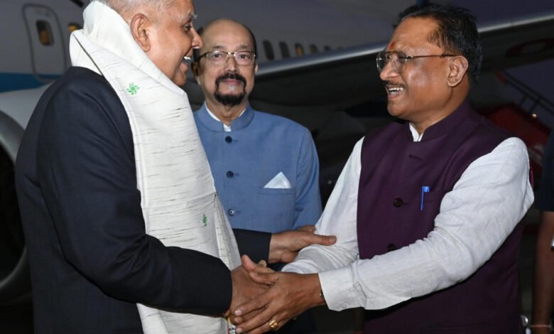 राजधानी रायपुर पहुँचे उपराष्ट्रपति जगदीप धनखड़, राज्य अलंकरण समारोह में देंगे छत्तीसगढ़ के विभूतियों को सम्मान