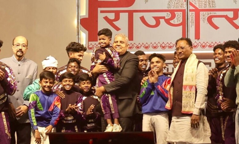 अबूझमाड़ के बच्चों के मलखंभ का अद्भुत प्रदर्शन देख इतने गदगद हुए उपराष्ट्रपति कि मंच पर वापस चढ़कर बच्चे को उठा लिया गोद में