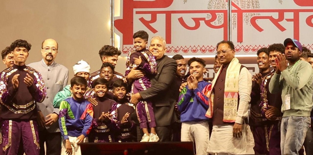 अबूझमाड़ के बच्चों के मलखंभ का अद्भुत प्रदर्शन देख इतने गदगद हुए उपराष्ट्रपति कि मंच पर वापस चढ़कर बच्चे को उठा लिया गोद में 1 अबूझमाड़ के बच्चों के मलखंभ का अद्भुत प्रदर्शन देख इतने गदगद हुए उपराष्ट्रपति कि मंच पर वापस चढ़कर बच्चे को उठा लिया गोद में