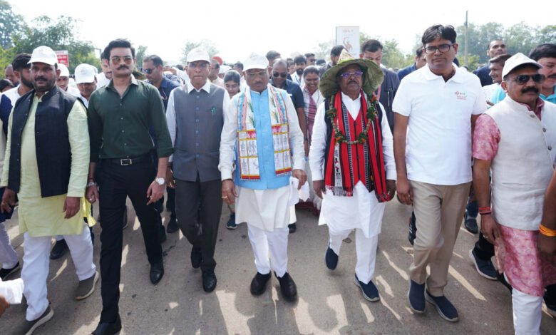 केन्द्रीय मंत्री डॉ. मंडाविया एवं मुख्यमंत्री विष्णु देव साय की अगुवाई में जशपुर में माटी के वीर पदयात्रा का भव्य आयोजन