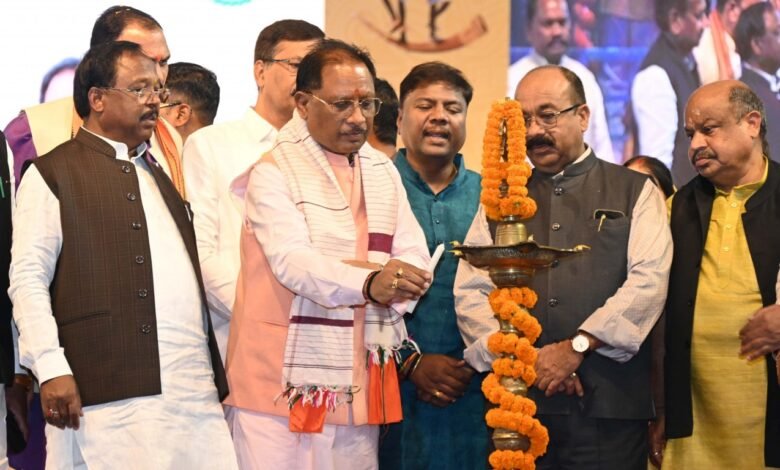 मुख्यमंत्री ने दो दिवसीय जनजातीय गौरव दिवस एवं अंतर्राज्यीय लोक नृत्य महोत्सव का किया भव्य शुभारंभ, देश के 21 राज्यों के आदिवासी नर्तक दल देंगे मनोहारी प्रस्तुति