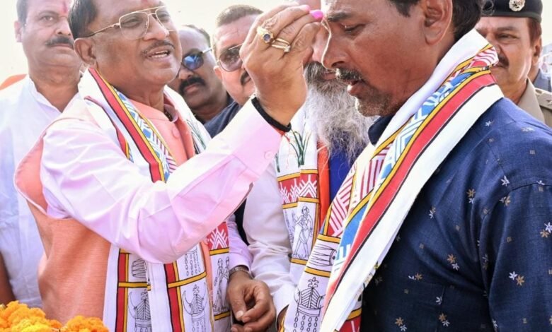 राज्य के मुखिया की उपस्थिति में धान खरीदी के कार्य का शुभारंभ होने से भाठागांव बी के किसान हुए प्रसन्नचित