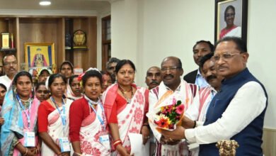 जशपुर के मुंडारी नर्तक दल के कलाकारों ने मुख्यमंत्री से की मुलाकात 18 जशपुर के मुंडारी नर्तक दल के कलाकारों ने मुख्यमंत्री से की मुलाकात