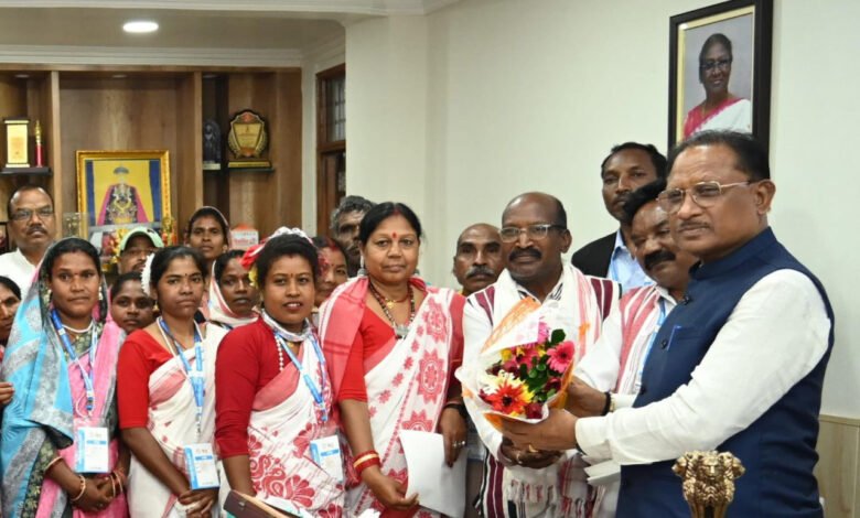 जशपुर के मुंडारी नर्तक दल के कलाकारों ने मुख्यमंत्री से की मुलाकात