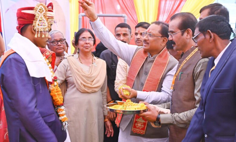 मुख्यमंत्री ने निषाद समाज के युवक-युवती परिचय सम्मेलन व आदर्श विवाह कार्यक्रम में की शिरकत, सामाजिक भवन के लिए 10 लाख और पीड़ित परिवारों की सहायता राशि 20 लाख करने की घोषणा