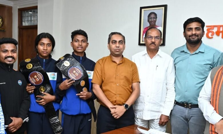 मुख्यमंत्री ने किक बॉक्सिंग खिलाड़ियों की हौसला अफजाई की