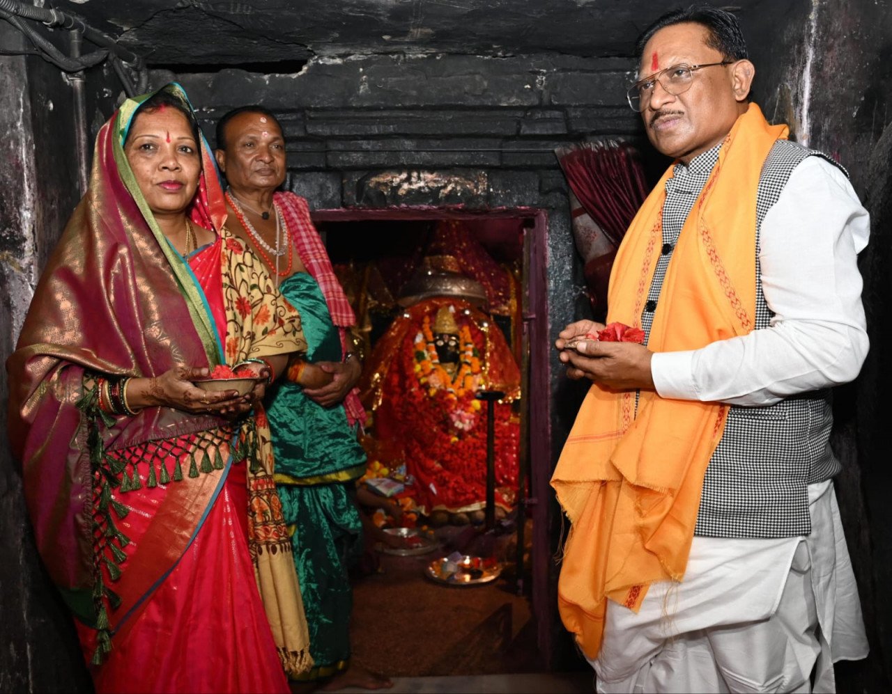 मुख्यमंत्री विष्णुदेव साय ने मां दंतेश्वरी की पूजा-अर्चना कर प्रदेशवासियों की सुख-समृद्धि और खुशहाली की कामना की 1 मुख्यमंत्री विष्णुदेव साय ने मां दंतेश्वरी की पूजा-अर्चना कर प्रदेशवासियों की सुख-समृद्धि और खुशहाली की कामना की
