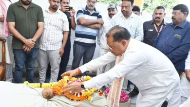 CM विष्णुदेव साय ने पूर्व सांसद गोपाल व्यास के पार्थिव शरीर पर पुष्पांजलि की