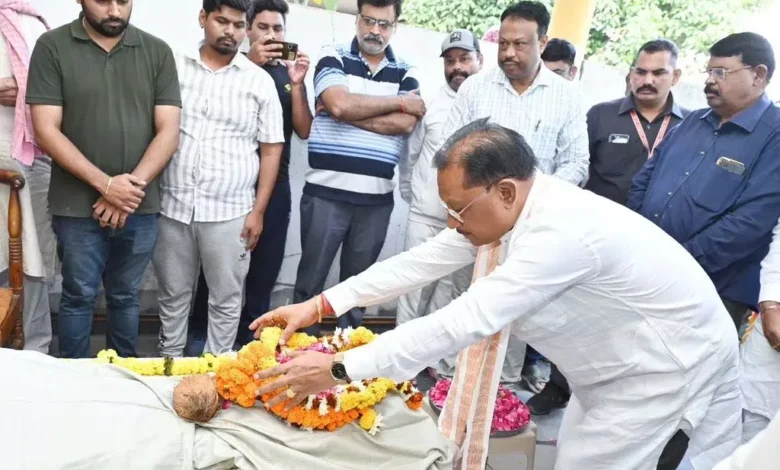 CM विष्णुदेव साय ने पूर्व सांसद गोपाल व्यास के पार्थिव शरीर पर पुष्पांजलि की