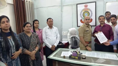 पुलिस-नायब तहसीलदार विवाद: थाना प्रभारी के निलंबन की मांग, आज सरकंडा में प्रदर्शन 10 पुलिस-नायब तहसीलदार विवाद: थाना प्रभारी के निलंबन की मांग, आज सरकंडा में प्रदर्शन